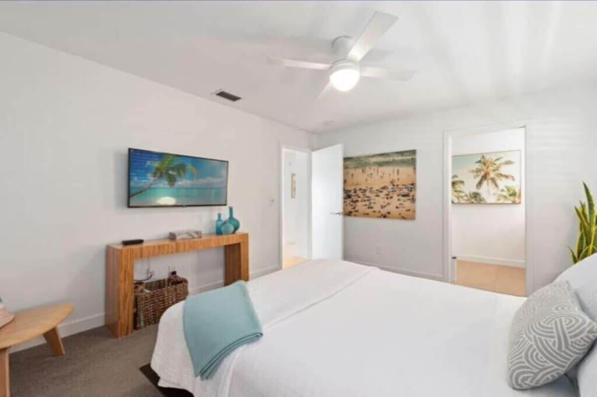 Photo 21 of Modern, Luxurious Villa in Park Shore w/Private Beach Access & Heated Pool
