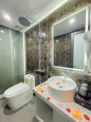 Deluxe Quadruple Room | Bathroom