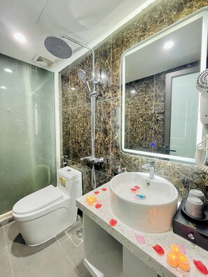 Deluxe Quadruple Room | Bathroom
