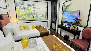 Quarto quádruplo luxo | Lençóis italianos Frette, roupas de cama premium, edredons de pluma