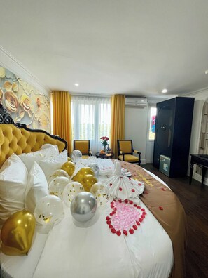 Deluxe tweepersoonskamer, uitzicht op stad | Italiaanse Frette-lakens, luxe beddengoed, donzen dekbedden