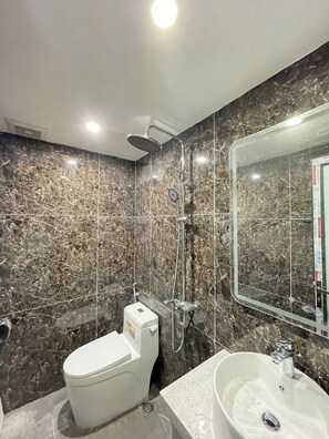 Deluxe-Vierbettzimmer | Badezimmer | Dusche, Hydromassagedusche, Designer-Toilettenartikel, Haartrockner