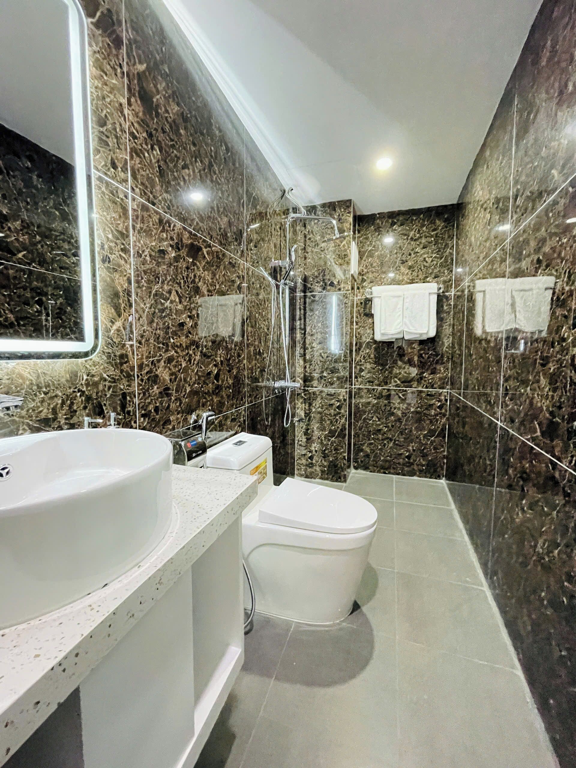Deluxe Double Room, City View | Bathroom | Shower, hydromassage showerhead, designer toiletries, hair dryer
