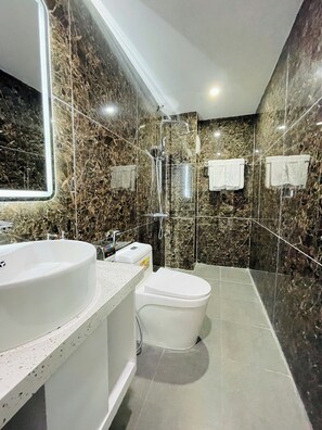 Doppia Deluxe, vista città | Bagno | Doccia, doccia idromassaggio, set di cortesia firmato, asciugacapelli