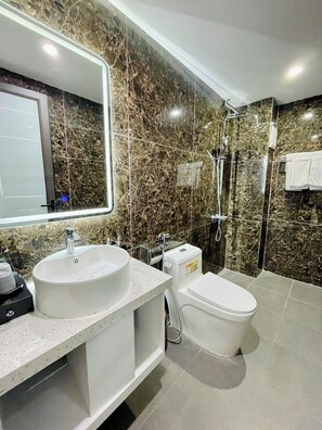 Deluxe Double Room, City View | Bathroom