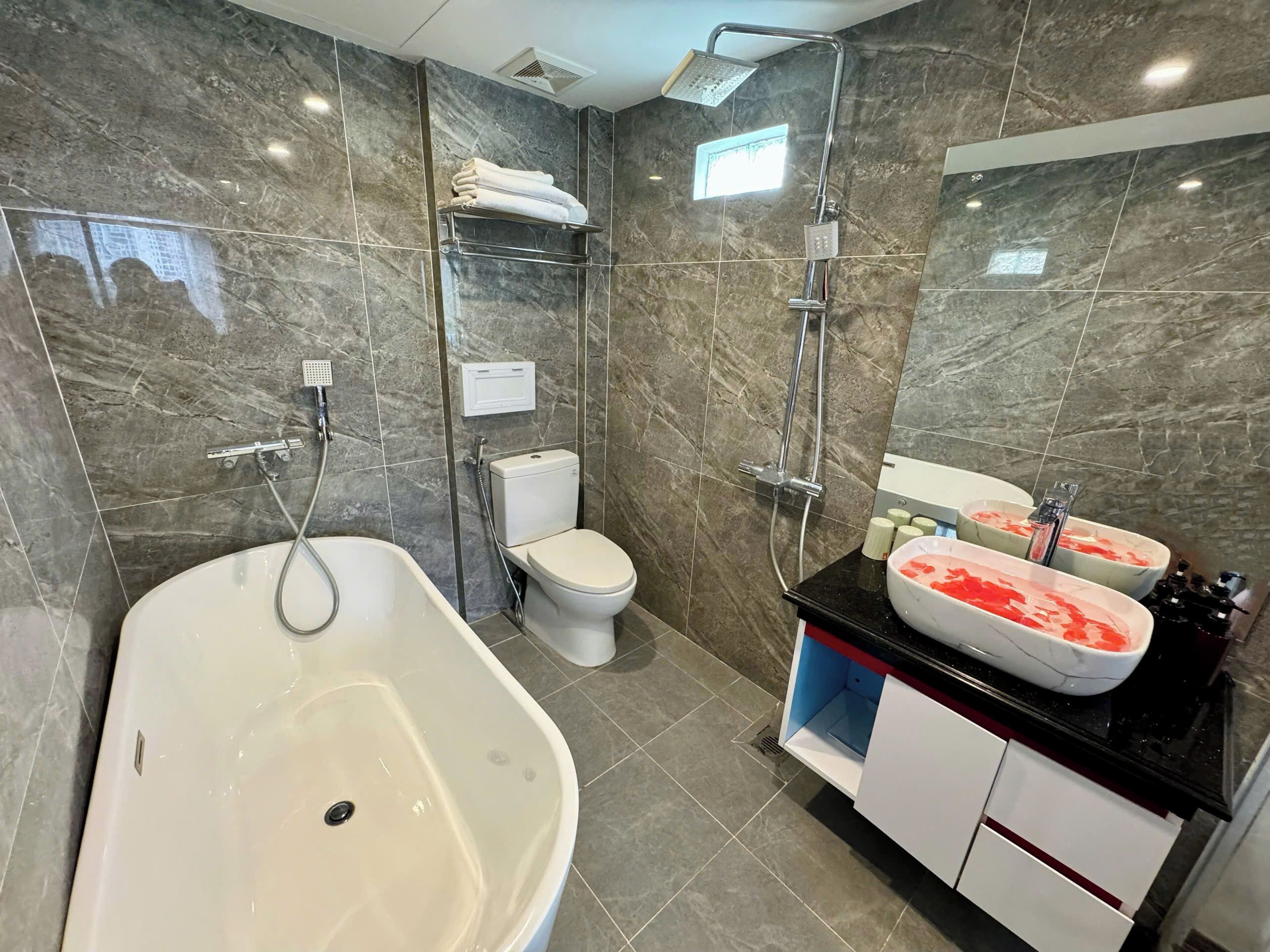 高級雙人房, 城市景觀 | 浴室 | 拖鞋