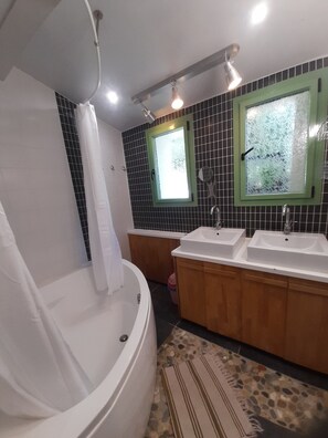 Haartrockner, Handtücher, Seife, Toilettenpapier