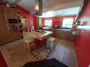 Microwave, oven, stovetop, dishwasher - Beautiful modern villa with swimming pool in the heart of the garrigue (Lauret)