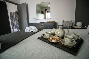 3 bedrooms, desk, WiFi, bed sheets