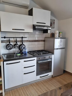 Een koelkast, een magnetron, een oven, een kookplaat