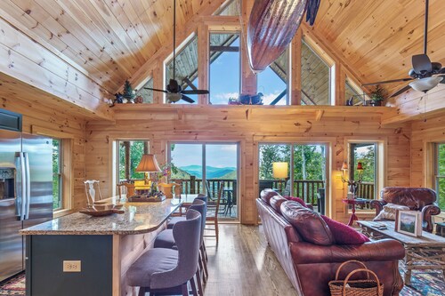 This cabin is a 3 bedroom(s), 2.5 bathrooms, located in Mars Hill, NC.