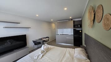 Apartamento, sacada | Cofres nos quartos, cortinas blackout, ferros/tábuas de passar roupa