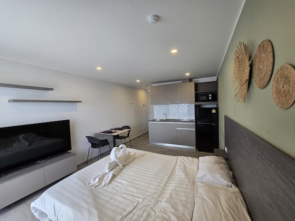 Apartamento, sacada | Cofres nos quartos, cortinas blackout, ferros/tábuas de passar roupa