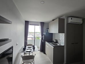 Apartamento, sacada | Cozinha americana privada | Chaleira elétrica