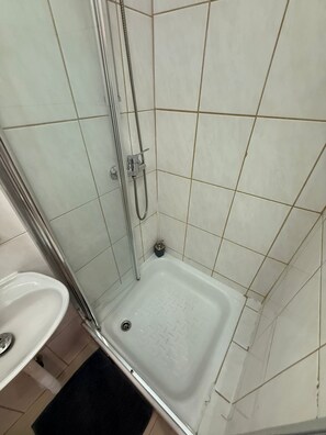 Lägenhet Basic | Badrum | Dusch, gratis toalettartiklar, hårtork och handdukar