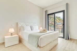 Comfort-Apartment, eingeschränkter Meerblick | Bügeleisen/Bügelbrett, kostenloses WLAN