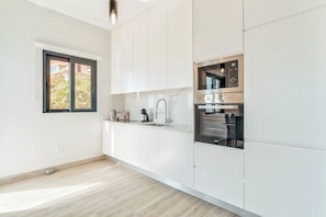 Comfort-Apartment, eingeschränkter Meerblick | Eigene Küche | Kühlschrank, Mikrowelle, Ofen, Herdplatte