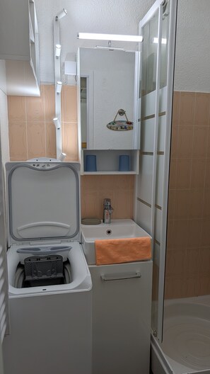 Douche, séchoir à cheveux, serviettes fournies, papier de toilette