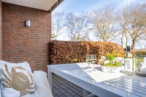 Outdoor dining - Apartment 'Strandperle' with Sea View, Private Terrace and Wi-Fi (Glücksburg (Ostsee))