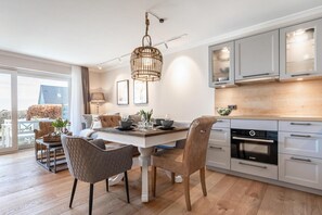 Fridge, microwave, oven, stovetop - Apartment 'Strandperle' with Sea View, Private Terrace and Wi-Fi (Glücksburg (Ostsee))