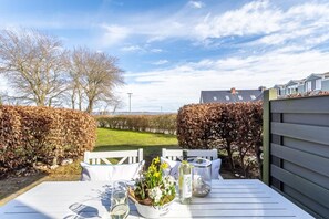 Outdoor dining - Apartment 'Strandperle' with Sea View, Private Terrace and Wi-Fi (Glücksburg (Ostsee))