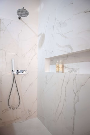 Dusche, Haartrockner, Handtücher
