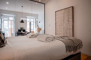 2 slaapkamers, een bureau, een strijkplank/strijkijzer, reisbedje