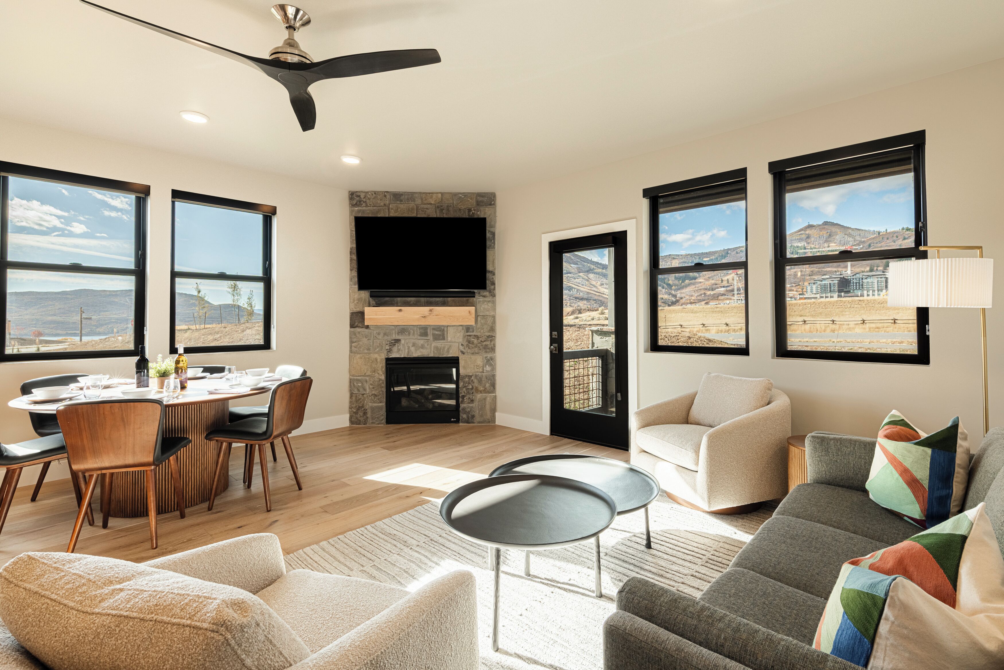 Een smart-tv, een open haard en een tafeltennistafel