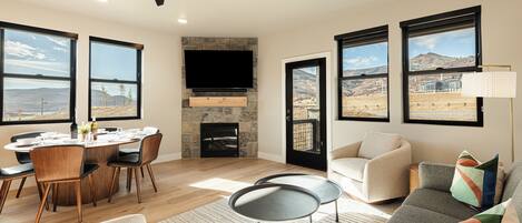 Een smart-tv, een open haard en een tafeltennistafel