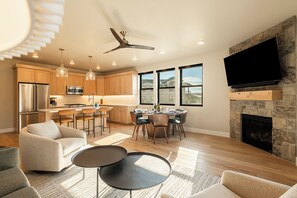 Smart-TV, Kamin, Tischtennisplatte