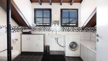 Chuveiro, secador de cabelo, toalhas de banho