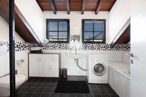 Douche, sèche-cheveux, serviettes fournies