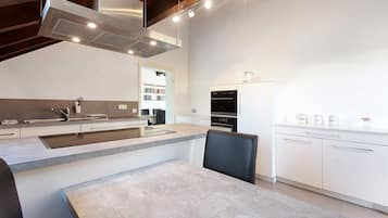 Fridge, oven, stovetop, dishwasher