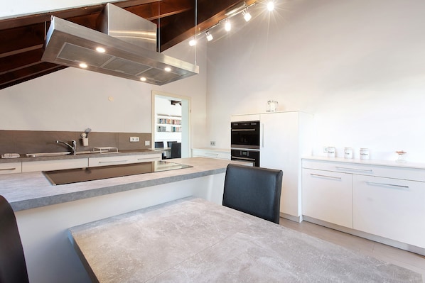 Geladeira, fogão, cooktop, lava-louças