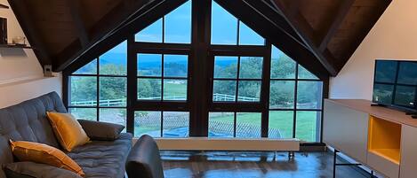 Una televisión, un reproductor estéreo