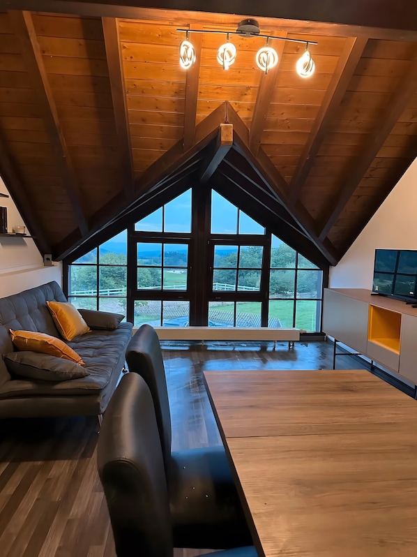 Een televisie en een stereo