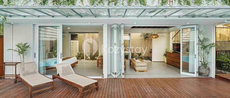 Hồ bơi ngoài trời