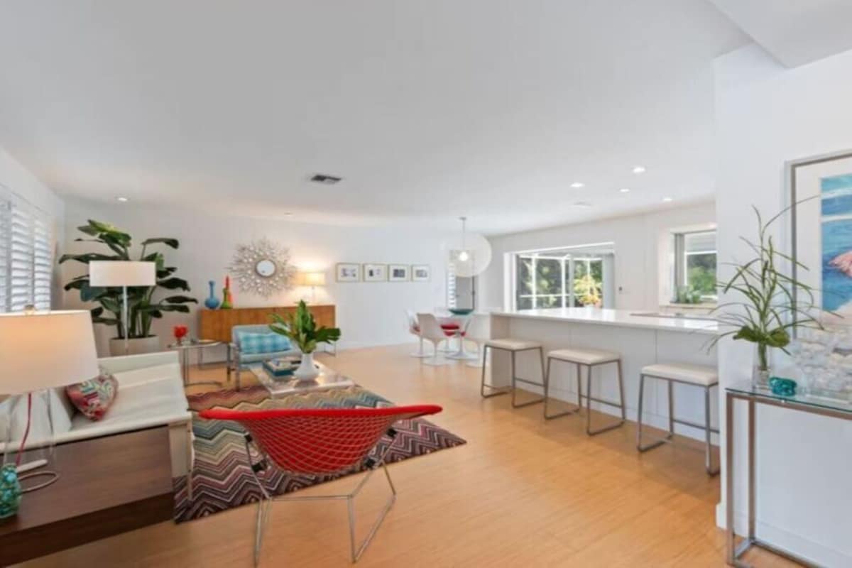 Modern, Luxurious Villa in Park Shore w/Private Beach Access & Heated Pool