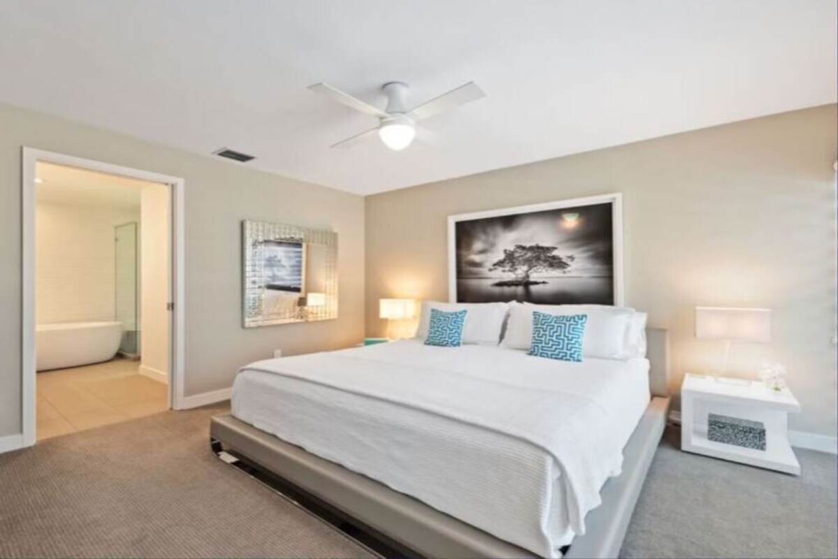 Photo 17 of Modern, Luxurious Villa in Park Shore w/Private Beach Access & Heated Pool