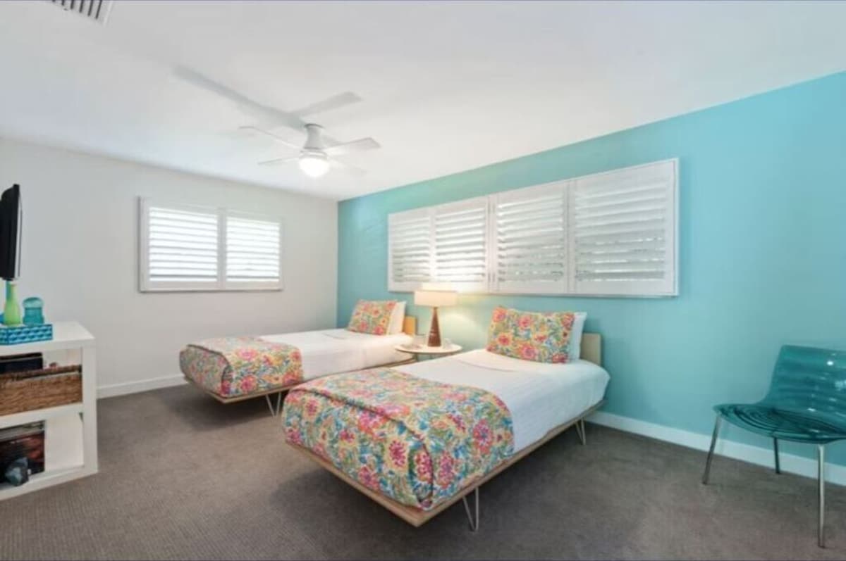 Photo 23 of Modern, Luxurious Villa in Park Shore w/Private Beach Access & Heated Pool