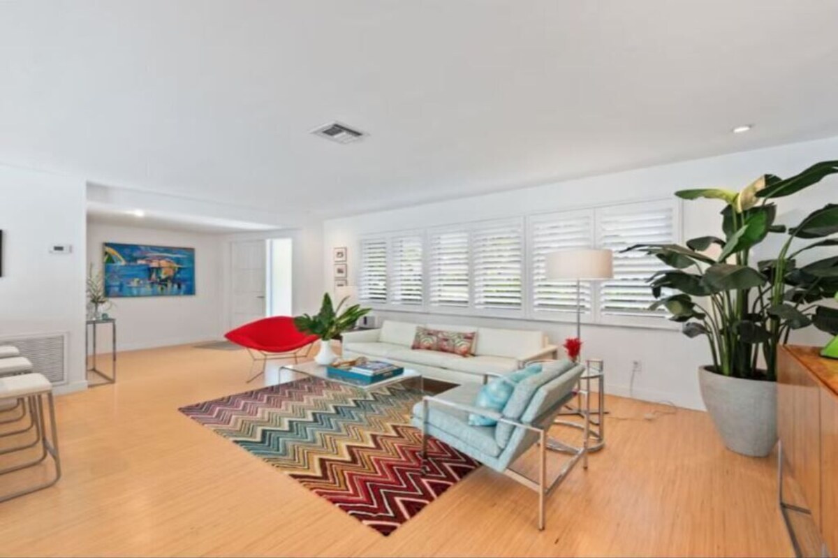 Photo 3 of Modern, Luxurious Villa in Park Shore w/Private Beach Access & Heated Pool