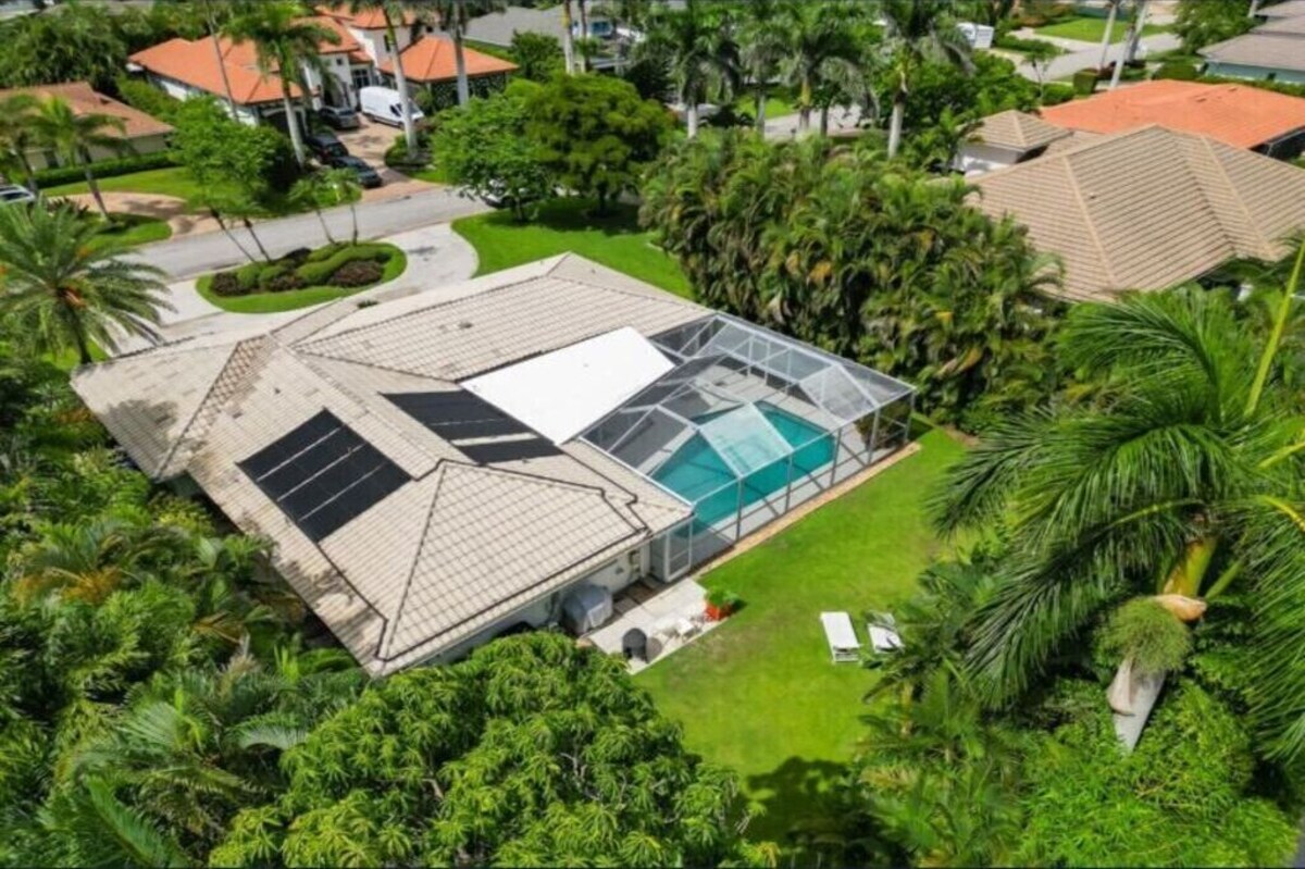 Photo 30 of Modern, Luxurious Villa in Park Shore w/Private Beach Access & Heated Pool