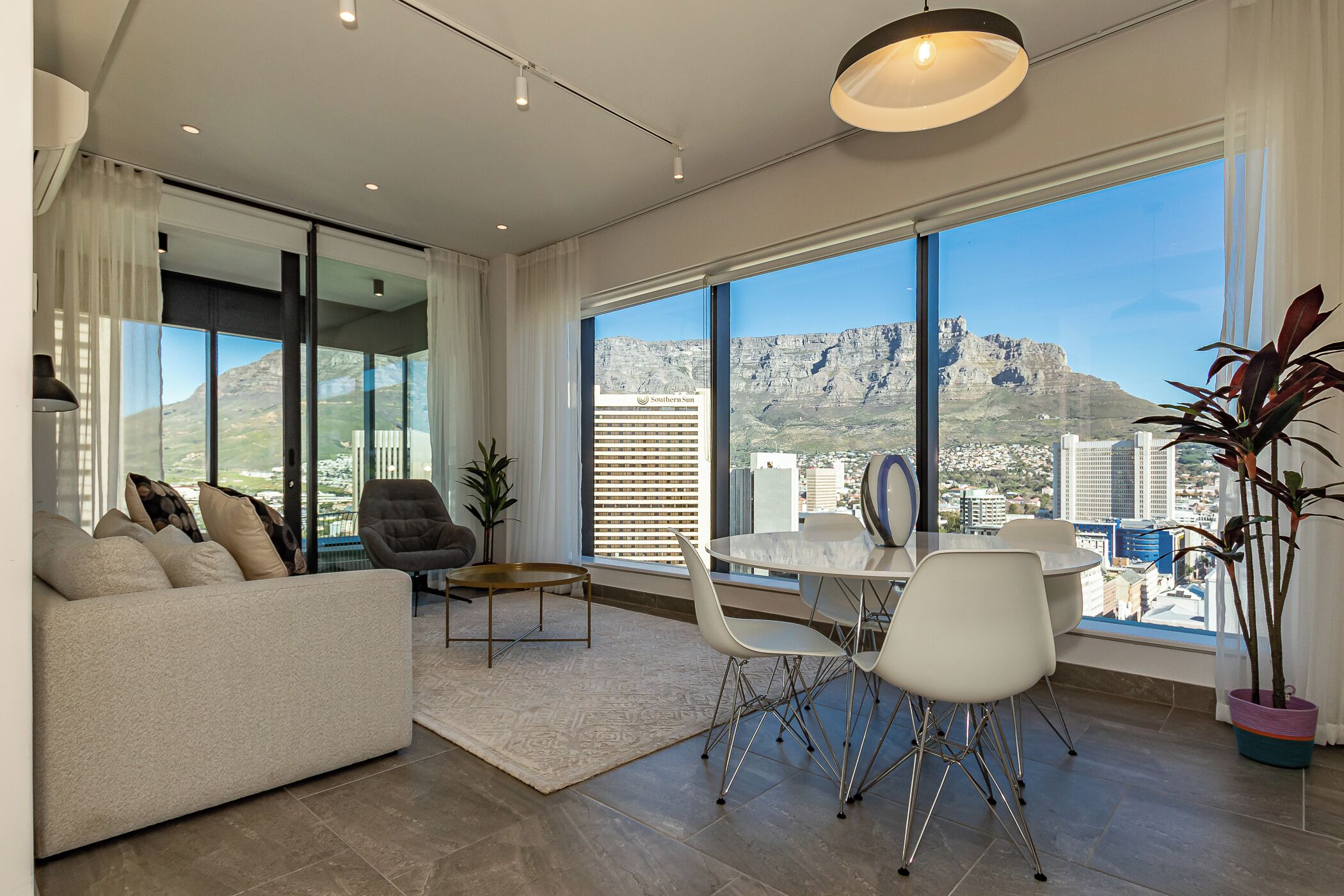 奢華公寓, 陽台, 山景 | 遮光布/窗簾、熨斗/熨衣板、免費無線上網