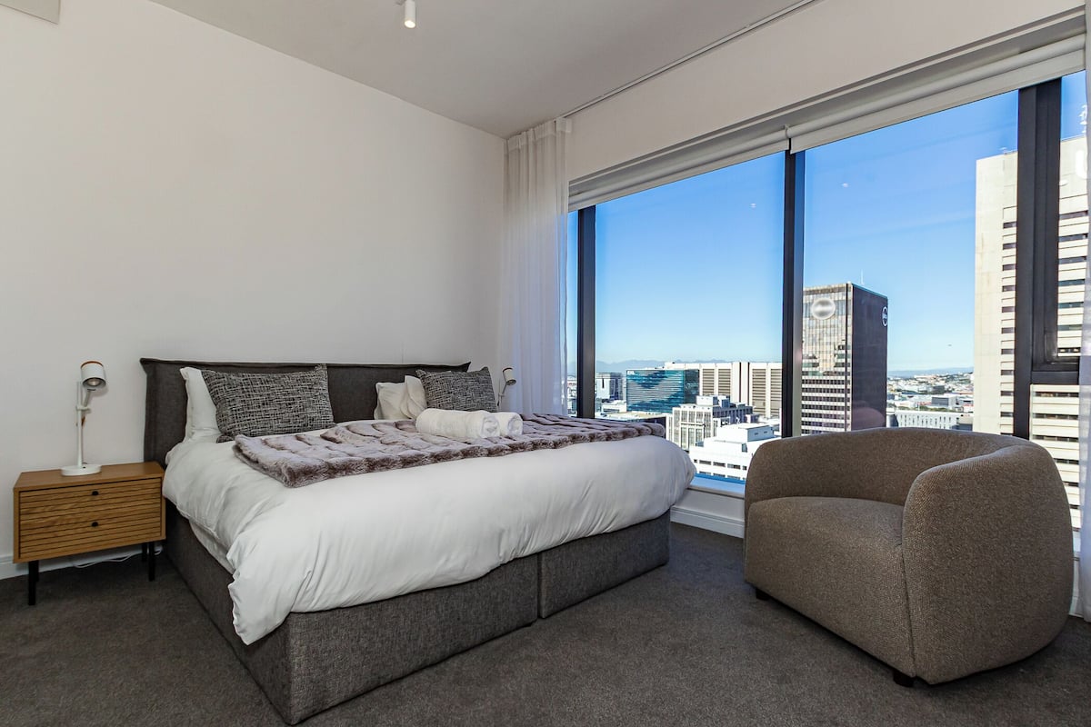 Luxe appartement, balkon, uitzicht op bergen | Verduisterende gordijnen, een strijkplank/strijkijzer, gratis wifi