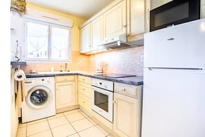 Microwave, oven, stovetop - Air conditionned appartment with terrace close to beach, center of Saint Raphaël (Saint-Raphaël)