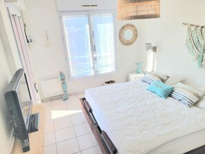 1 bedroom, iron/ironing board, bed sheets, wheelchair access - Air conditionned appartment with terrace close to beach, center of Saint Raphaël (Saint-Raphaël)