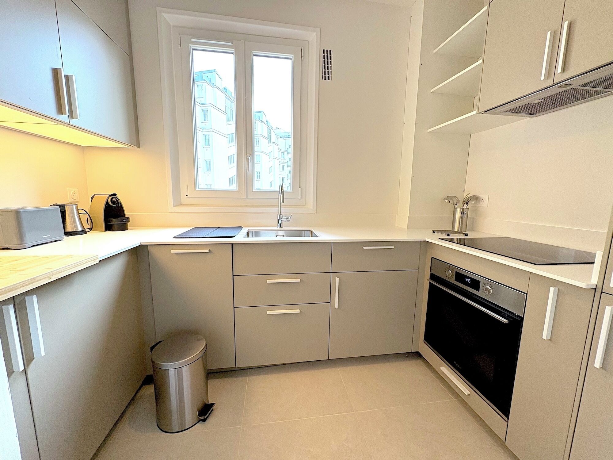 Een koelkast, een microgolfoven, een oven, een kookplaat