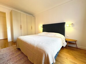 1 soveværelse, skrivebord, lydisolering, strygejern/strygebræt