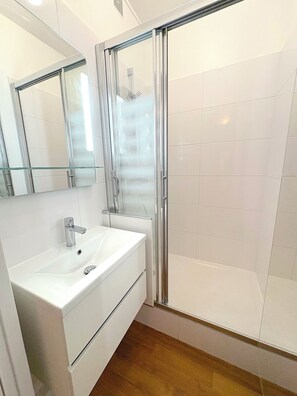 Douche, séchoir à cheveux, serviettes fournies, papier de toilette
