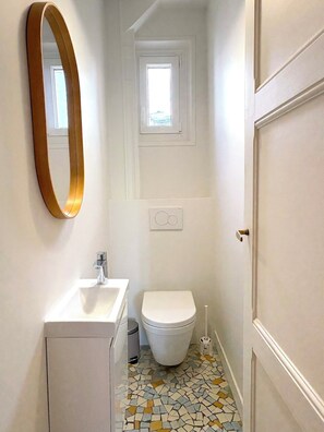 Douche, sèche-cheveux, serviettes fournies, papier toilette